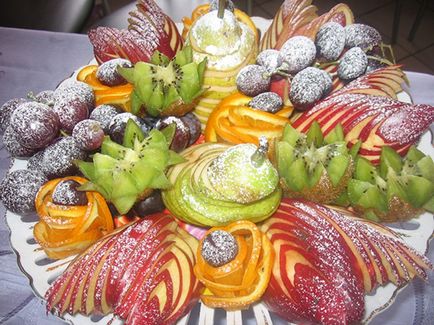 Як красиво прикрасити торт фруктами, поради кондитера