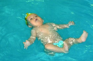 Cum să înveți un nou-născut să înoate