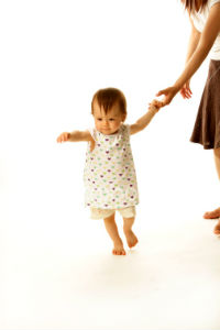 Як навчити дитину ходити, активна мама