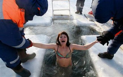 Cum să vă aruncați într-o gaură de gheață a regulilor botezului, sfârșiți înotând o gaură de gheață pentru botez