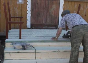 Hogyan kell festeni a tornácon az anyagválasztás és munkafázisokat, lestnici (milyen színű festeni a tornác) Hogyan kell festeni a tornácon az anyagválasztás és munkafázisokat, lestnici