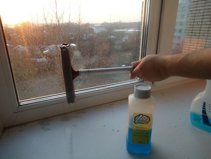 Cum să spălați ferestrele de pe balcon și de loggia în afara și în interior, fără divorț