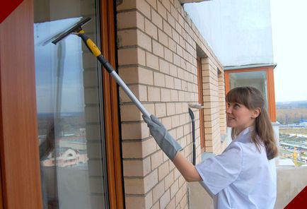 Cum să spălați ferestrele de pe balcon și loggia în afara și în interior, fără divorț