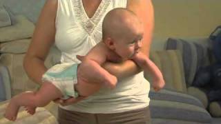 Cum să țineți în mod corespunzător copilul în timpul spălării și alte proceduri