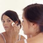 Як правильно наносити крем для шкіри навколо очей