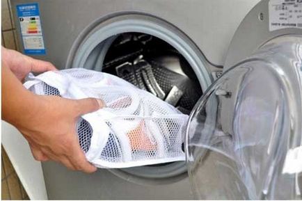 Як правильно прати кросівки в пральній машині