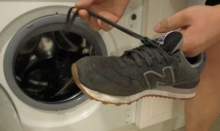 Як правильно прати кросівки в пральній машині