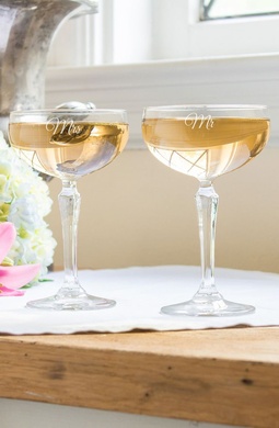 Cum să decorezi în mod corespunzător șampania pentru o nuntă cu propriile fotografii și video