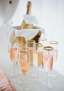 Cum să decorezi în mod corespunzător șampania pentru o nuntă cu propriile fotografii și video