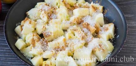Cum să gătești o plăcintă de drojdie cu mere într-o rețetă pas cu pas cu o fotografie