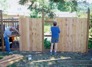 Cum sa faci un gard de lemn pe stalpi de metal cu mainile tale