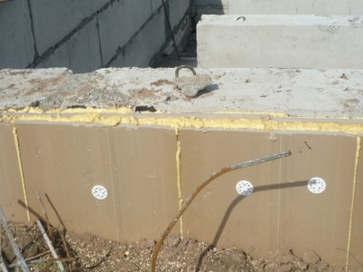 Як вирівняти стрічковий фундамент після заливки бетоном