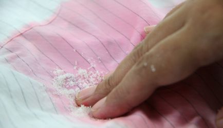 Hogyan lehet megjeleníteni egy zsíros folt, hogyan kell eltávolítani a megrögzött ruhát, hogyan kell eltávolítani a zsír