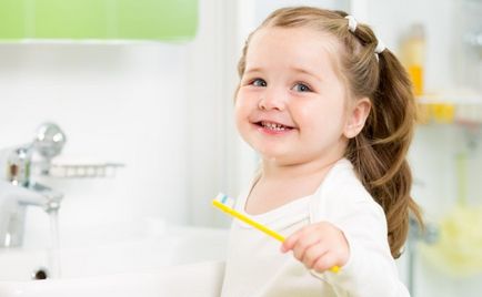 Când începeți să vă spălați dinții bebelușului pentru câți ani