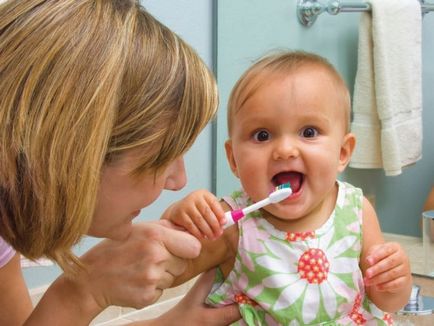Când să începeți să periați dinții copilului o perie, o pastă