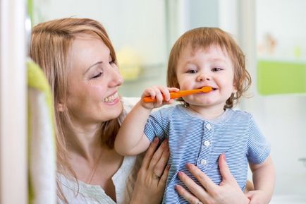 Amikor kezdeni fogmosás gyermek fogai kiválasztási ecset, fogkrém