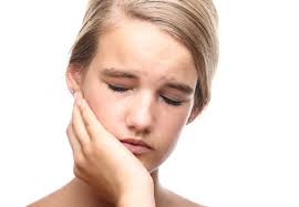 Коліт щелепу біля вуха зліва боляче жувати, лікування і чому болить