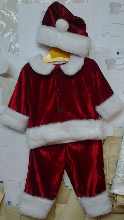 Costum Moș Crăciun pentru un copil cu propriile sale mâini cu un model