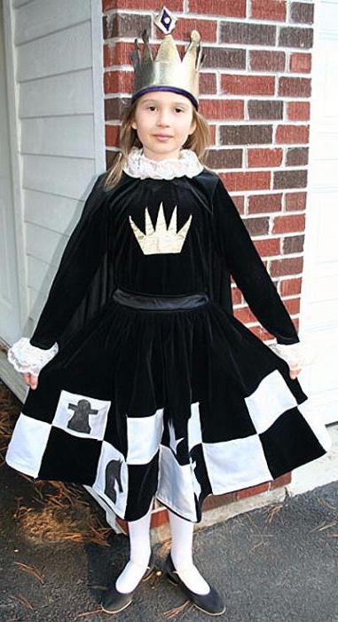 Costumul reginei șahului cu mâinile sale