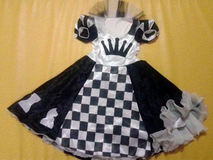 Costumul reginei șahului cu mâinile sale
