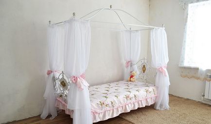 Kovácsoltvas ágy egy hálószoba belső, az eredeti terv a fémből, szép elemek (ágy) Kovácsoltvas ágy egy hálószoba belső, az eredeti terv a fémből, szép elemek