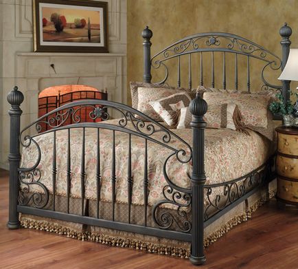 Ковані ліжка в інтер'єрі спальні, оригінальний дизайн металевих каркасів, красиві елементи