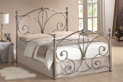 Ковані ліжка в інтер'єрі спальні, оригінальний дизайн металевих каркасів, красиві елементи