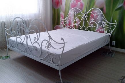 Kovácsoltvas ágy egy hálószoba belső, az eredeti terv a fémből, szép elemek (kovácsolt) Kovácsoltvas ágy egy hálószoba belső, az eredeti terv a fémből, szép elemek
