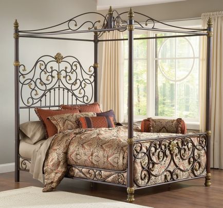 Paturi din fier forjat în interiorul dormitorului, designul original al cadrelor metalice, elemente frumoase
