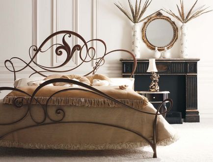Paturi din fier forjat în interiorul dormitorului, designul original al cadrelor metalice, elemente frumoase