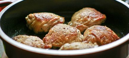 Курячі стегна в вершковому соусі з грибами - рецепт з фото крок за кроком