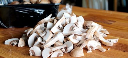 Курячі стегна в вершковому соусі з грибами - рецепт з фото крок за кроком