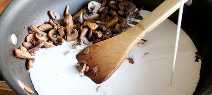 Pui de coapse în sos de cremă cu ciuperci - rețetă cu poze cu pas