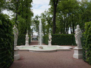 Grădinile de grădină și parcurile de grădină din Varșovia fac parte din Sankt-Petersburg
