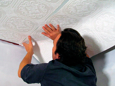 Обклеювання стелі флізеліновимі шпалерами своїми руками відео-інструкція і фото