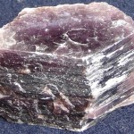 Опис каменю лепідоліт, його магічні і лікувальні властивості