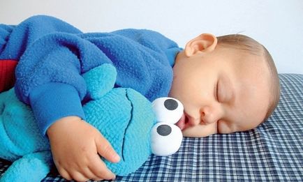 Caracteristicile somnului unui copil pe an, un regim de îmbunătățire