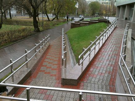 Rámpa a fogyatékkal műszaki előírások (a szélén vonuljanak) Rámpa mozgássérült leírások