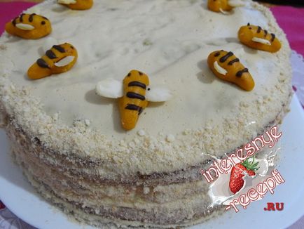 Méhek tortát díszítő
