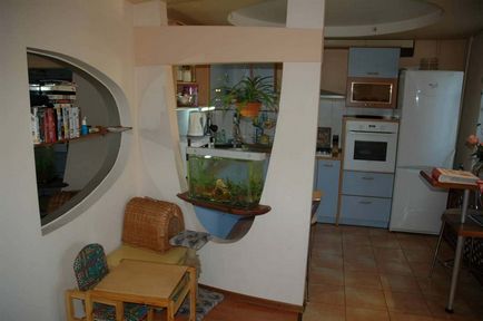 Partiția dintre bucătărie și camera de zi, alunecând de pe gips-carton, sticlă decorativă, cum ar fi