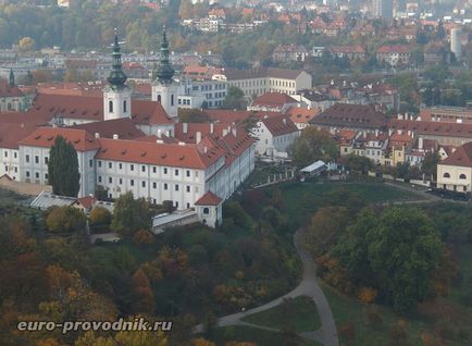 Turnul Petrshinskaya din Praga pentru a ajunge la Petrin Hill și a vizita