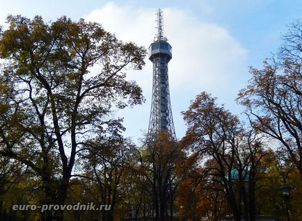 Turnul Petrshinskaya din Praga pentru a ajunge la Petrin Hill și a vizita