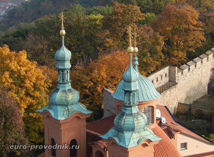 Turnul Petrshinskaya din Praga pentru a ajunge la Petrin Hill și a vizita