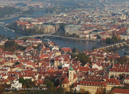 Turnul Petrshinskaya din Praga pentru a ajunge la Petrin Hill și a vizita