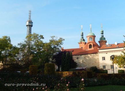 Turnul Petrshinskaya din Praga pentru a ajunge la Petrin Hill și a vizita