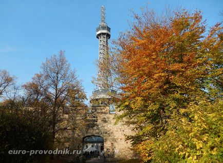 Turnul Petrshinskaya din Praga pentru a ajunge la Petrin Hill și a vizita