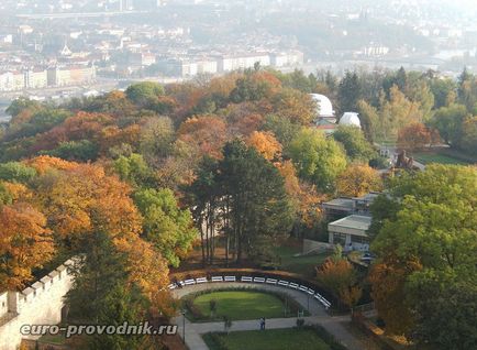 Turnul Petrshinskaya din Praga pentru a ajunge la Petrin Hill și a vizita