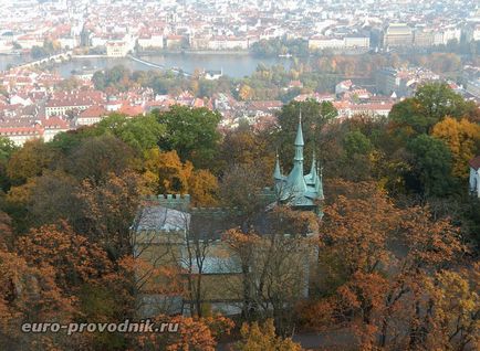 Turnul Petrshinskaya din Praga pentru a ajunge la Petrin Hill și a vizita