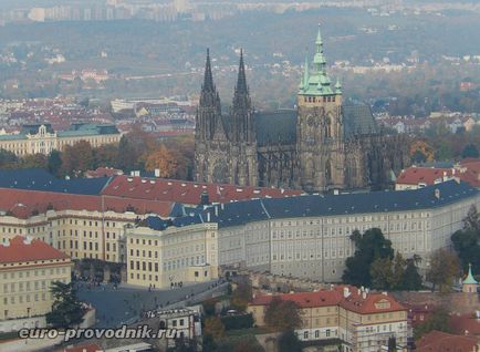 Петршинська вежа в Празі дістатися на пагорб Петршин і відвідати