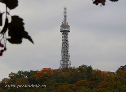 Петршинська вежа в Празі дістатися на пагорб Петршин і відвідати